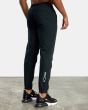 Hombre con pantalón de chándal RVCA VA Sport Yogger II Negro posterior derecha