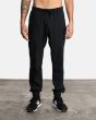 Hombre con pantalón de chándal RVCA VA Sport Yogger II Negro