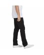 Hombre con pantalón chino Volcom Frickin Slim negro lateral