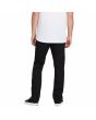 Hombre con pantalones chinos Volcom Frickin Modern Stretch Negros posterior