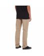 Hombre con pantalones tipo chino Volcom Frickin Modern Stretch caqui derecha