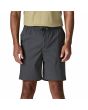 Hombre con bermudas de cintura elástica Patagonia Nomader Volley Shorts Grises 