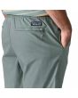 Hombre con bermudas Patagonia Nomader Volley 7in Blue Sage bolsillo trasero
