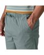 Hombre con bermudas Patagonia Nomader Volley 7in Blue Sage cintura elástica y bolsillo delantero