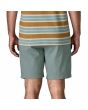 Hombre con bermudas Patagonia Nomader Volley 7in Blue Sage posterior