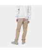 Hombre con pantalón de pana Carhartt WIP Newel Pant Beige posterior