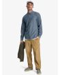 Hombre con pantalón de pana Quiksilver Taxer Regular Cord Beige  corte recto