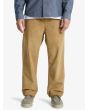Hombre con pantalón de pana Quiksilver Taxer Regular Cord Beige 