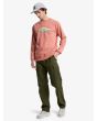 Hombre con pantalón Quiksilver Taxer Regular Cargo Verde corte