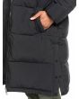 Mujer con parka acolchada con capucha Roxy Test of Time en Negro Antracita abertura lateral 