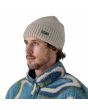 Hombre con Gorro de lana Patagonia Brodeo Beanie OG Legacy Label Gris Unisex