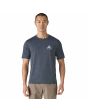 Hombre vistiendo camiseta Patagonia Capilene Cool Daily Graphic Chouinard Crest azul vista frontal 
