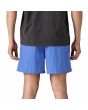 Hombre con Pantalón corto tipo bañador Patagonia Men's Baggies Shorts 5in Azul Abundant Blue posterior