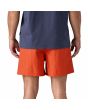Hombre con Short tipo bañador Patagonia Baggies 5'' color naranja polinizador posterior