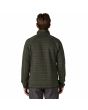 Hombre con chaqueta de forro polar Patagonia Better Sweater Fleece Jacket Verde estampado posterior