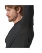 Hombre con camiseta térmica Patagonia Capilene Thermal Weight Negra costuras