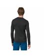 Hombre con camiseta térmica Patagonia Capilene Thermal Weight Negra posterior