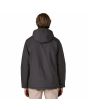 Hombre con parka Patagonia Men's Isthmus color negro tinta capucha y vista posterior