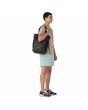 Hombre con Bolsa convertible en mochila Patagonia Terravia Tote Bag 24L color Negro bolso de hombro