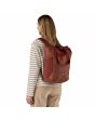 Mujer con Mochila Patagonia Terravia Tote Pack 24L Unisex color Dried Vanilla 