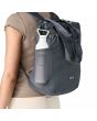 Mujer con Mochila convertible en bolsa de mano Patagonia Terravia Tote Pack 24L Smolder Blue bolsillo botella