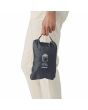 Mujer con Mochila convertible en bolsa de mano Patagonia Terravia Tote Pack 24L Smolder Blue plegable