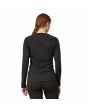 Mujer con camiseta técnica Patagonia Capilene Midweight Crew Negra posterior