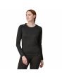Mujer con camiseta técnica Patagonia Capilene Midweight Crew Negra