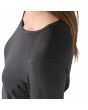 Mujer con Camiseta Patagonia Capilene Thermal Weight Negra hombro