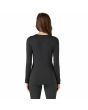 Mujer con Camiseta Patagonia Capilene Thermal Weight Negra posterior