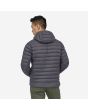 Hombre con chaqueta acolchada plegable con capucha Patagonia M's Down Sweater Hoody Gris posterior