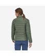 Mujer con chaqueta impermeable acolchada Patagonia W's Down Sweater verde posterior
