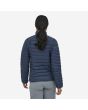 Mujer con chaqueta impermeable acolchada Patagonia W's Down Sweater azul marino posterior