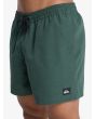 Hombre con Short de natación Quiksilver Everyday Solid Volley 15 Forest Heather cintura elástica