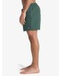 Hombre con Short de natación Quiksilver Everyday Solid Volley 15 Forest Heather lateral