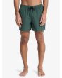 Hombre con Short de natación Quiksilver Everyday Solid Volley 15 Forest Heather