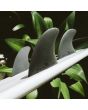 Quillas para tabla de surf FCS II Reactor Neo Glass Eco Tri Fins Ash Medium lifestyle