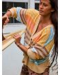 Mujer con longboard y cárdigan Roxy Cosmic Coast Stripes multicolor lifestyle