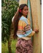 Mujer con longboard y cárdigan Roxy Cosmic Coast Stripes multicolor lifestyle posterior