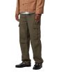 Hombre con Pantalón Carhartt WIP Regular Cargo Pant Verde Ciprés lateral