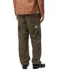 Hombre con Pantalón Carhartt WIP Regular Cargo Pant Verde Ciprés posterior