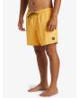 Hombre con Bañador volley Quiksilver Everyday Deluxe 15'' Amarillo lateral