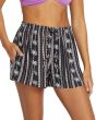 Mujer con Pantalón corto de playa Volcom Sunny Daze Negro con palmeras estampadas cintura elástica