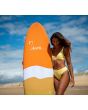 Mujer con Tabla Surf Softboard Zeus Dolce 6'6'' 52,36L Pill Futures Thruster logo