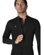 Hombre con Chaqueta de neopreno Vissla Solid Sets 2mm con cremallera frontal en color negro Black 2 Front Zip