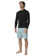Hombre con Chaqueta de neopreno Vissla Solid Sets 2mm con cremallera frontal en color negro Black 2 izquierda