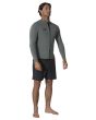 Hombre con chaqueta de neopreno Vissla Solid Sets 2mm Front Zip Jacket Moss derecha