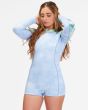 Mujer con traje de surf de Primavera con manga larga y cremallera en la espalda Billabong Spring Fever 2/2mm azul celeste frontal 