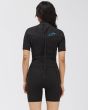 Mujer con neopreno corto y cremallera posterior Billabong Synergy 2/2mm negro espalda
