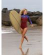 Mujer con traje de surf de primavera con manga larga y cremallera en la espalda Roxy 1.5mm Rise Pomegranate lifestyle playa